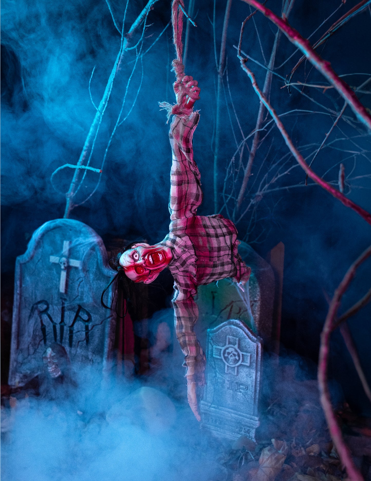 Mise en scène dans un cimetière avec effets de fumée de la décoration torse de zombie pour Halloween