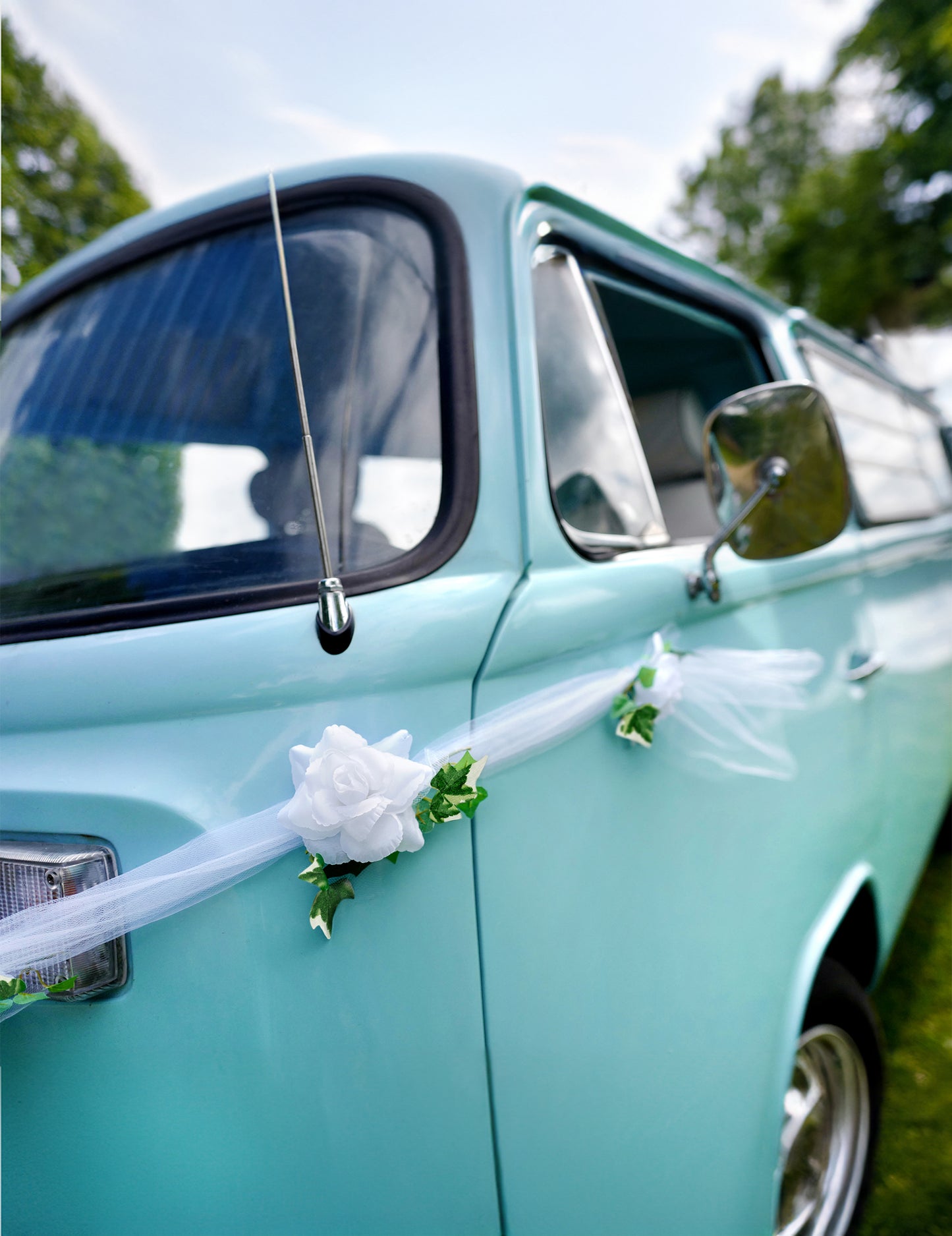 Dekorace na auto v tylu a bílých růžích 1,7m