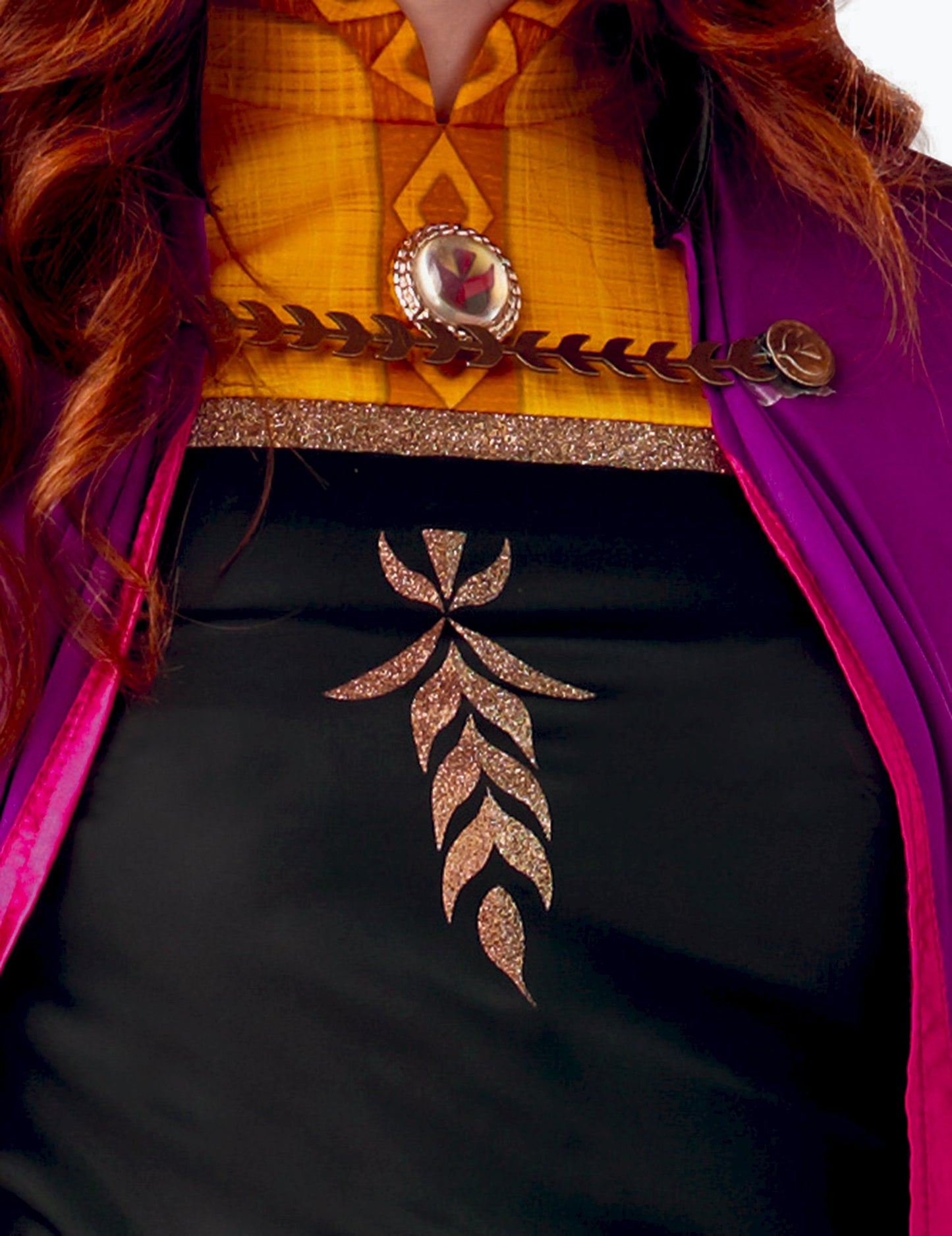 Détail du médaillon et du col du déguisement Anna La reine des neiges 2