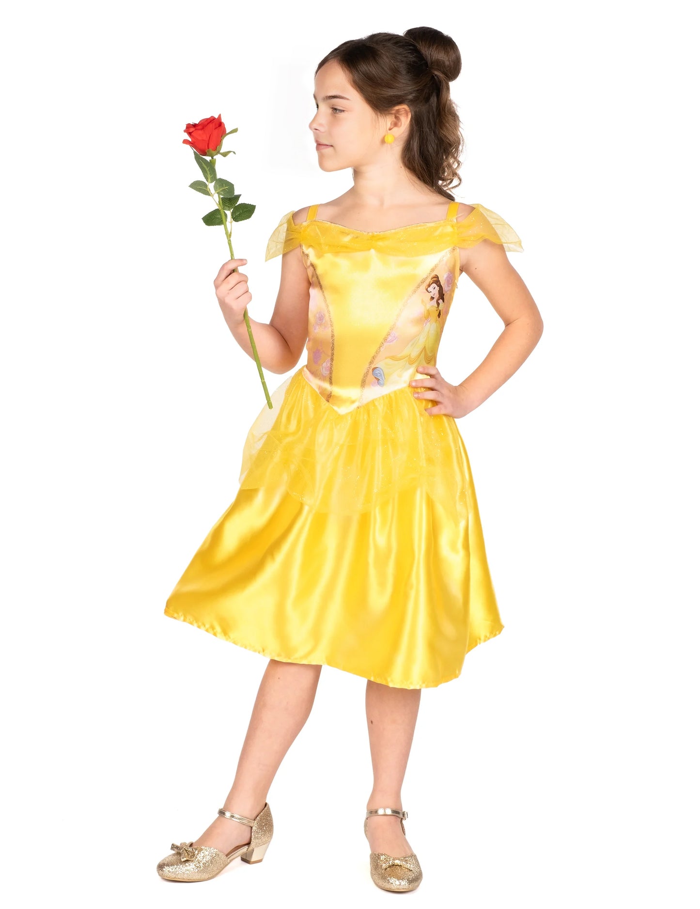 Kostým krásné dívky v základním stylu