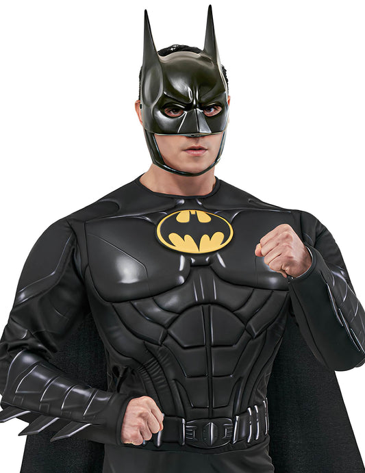 Gros plan sur le masque et le buste du déguisement Batman 1989 Luxe