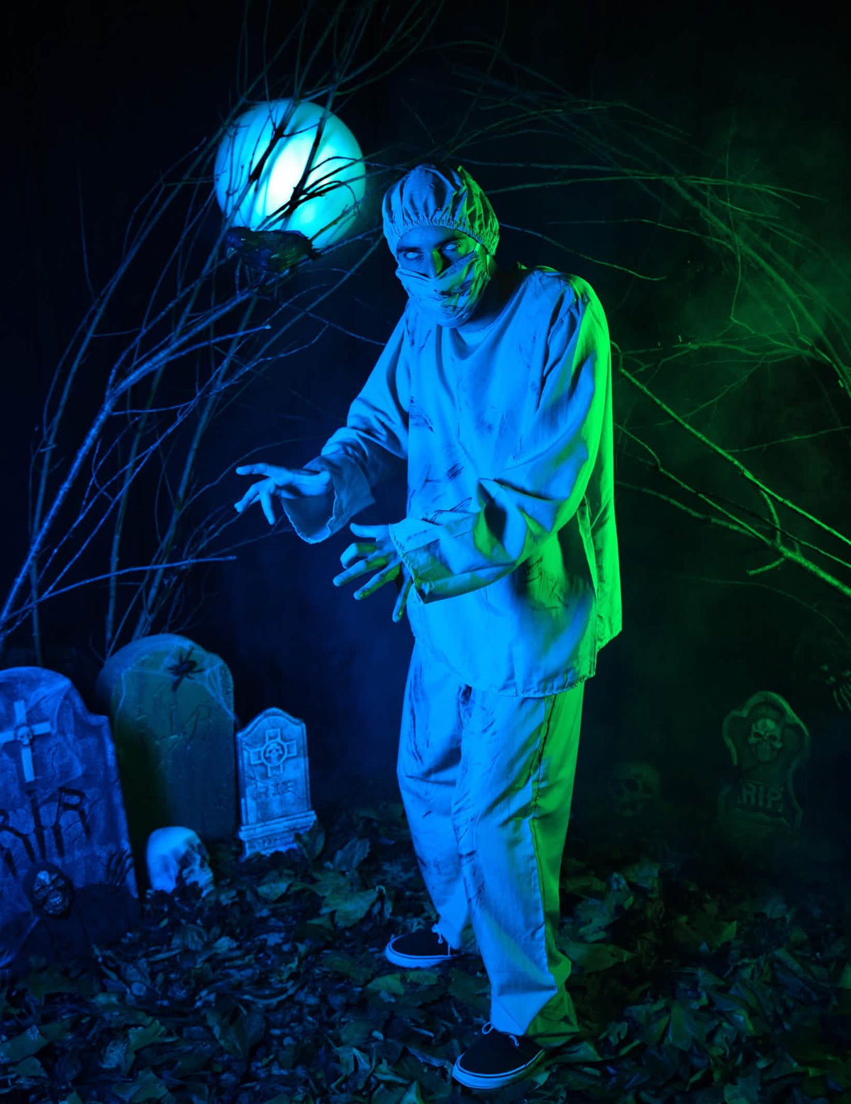 Scénografie kostýmu zombie chirurgа