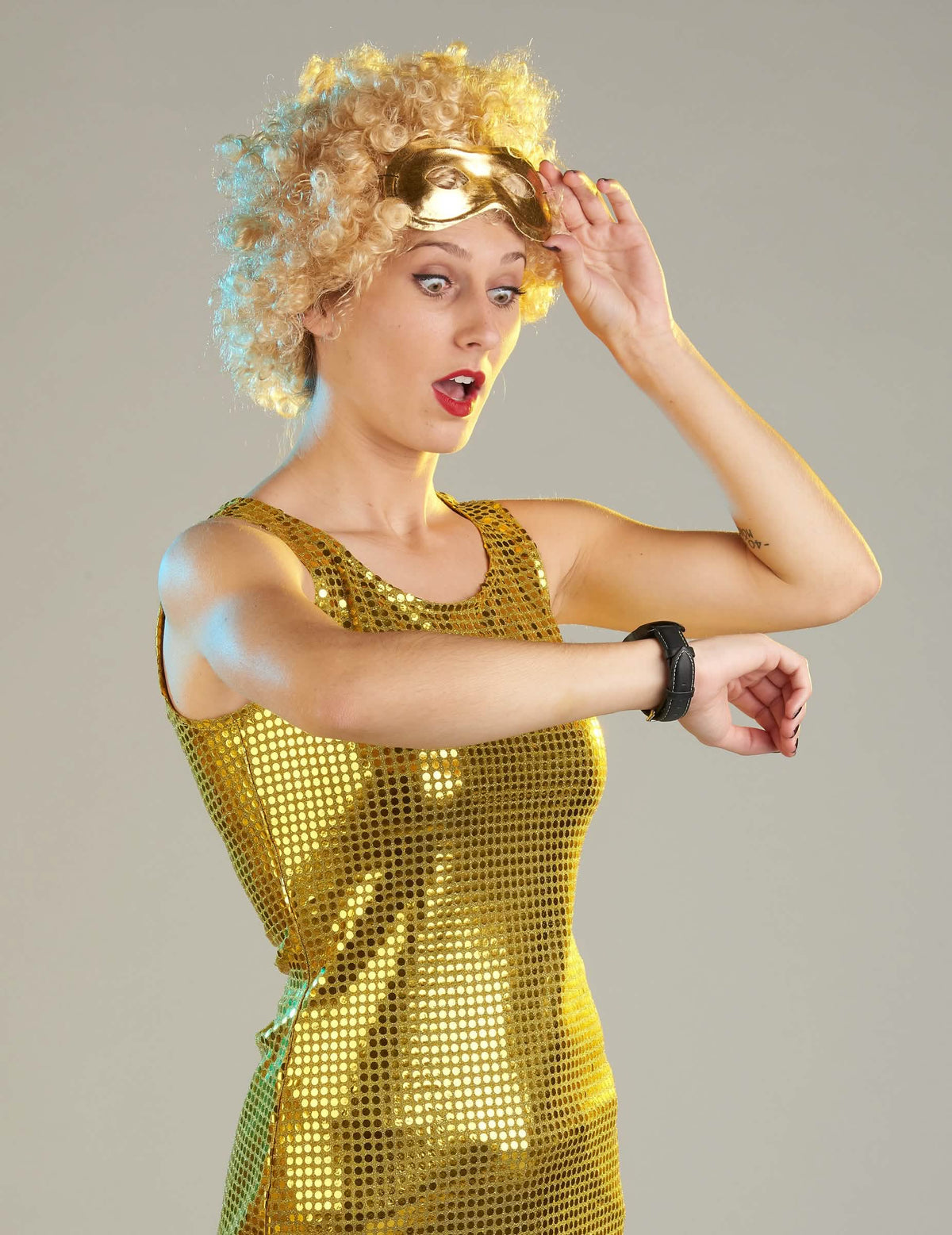Detail na živůtku disco kostýmu pro ženu zlatá s flitry