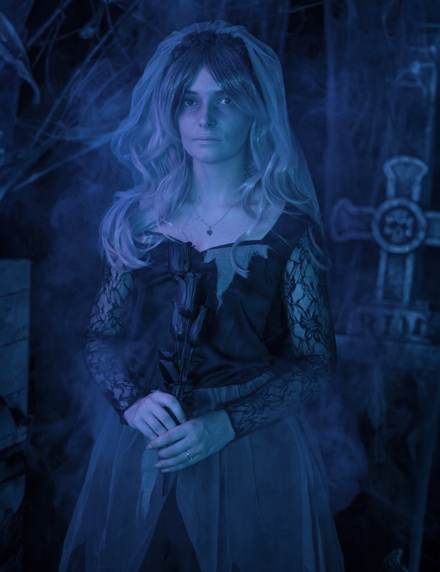 Detailní záběr na kytici černých růží kostýmu černé nevěsty