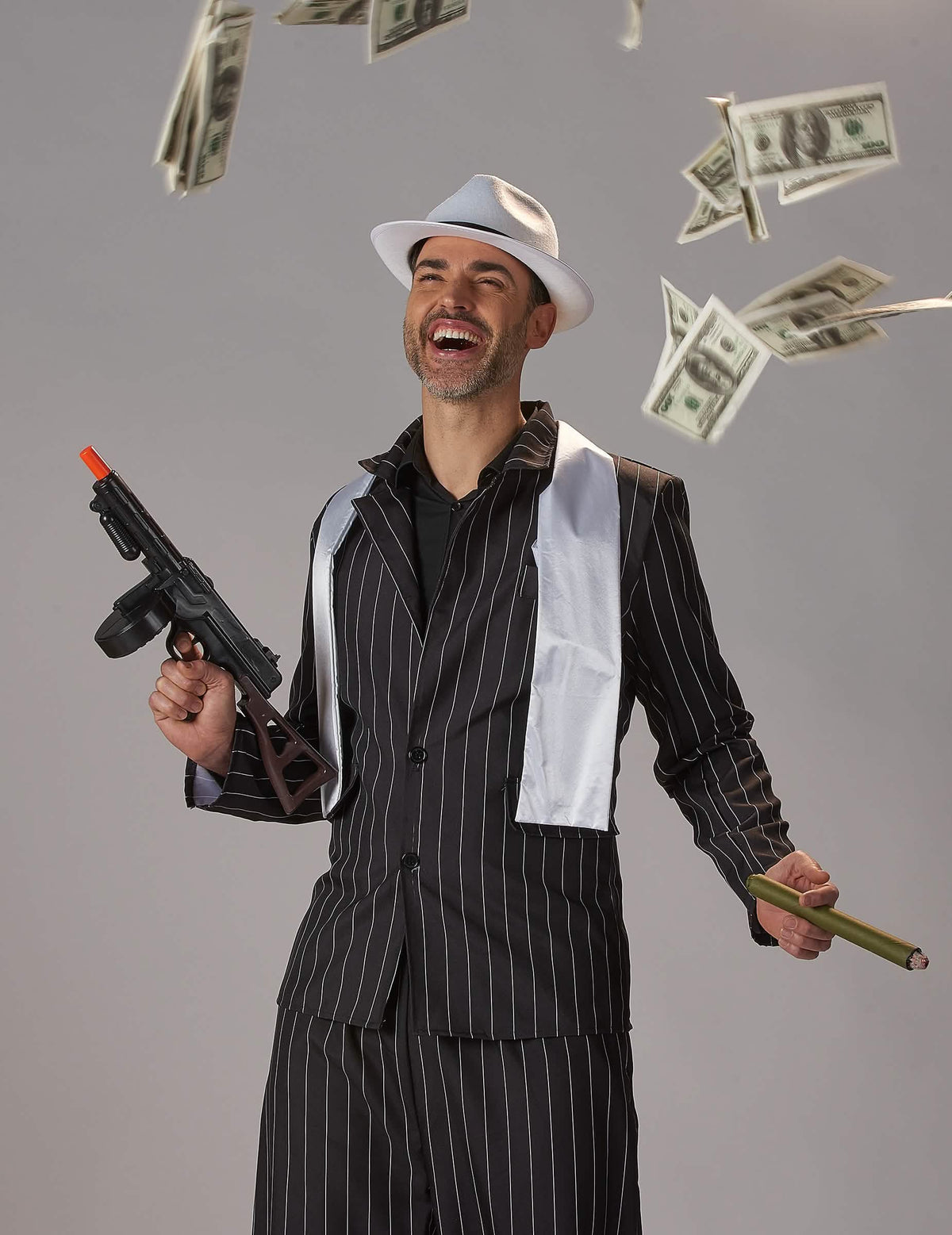 Mise en situaci s doplňky gangster kostýmu pro muž