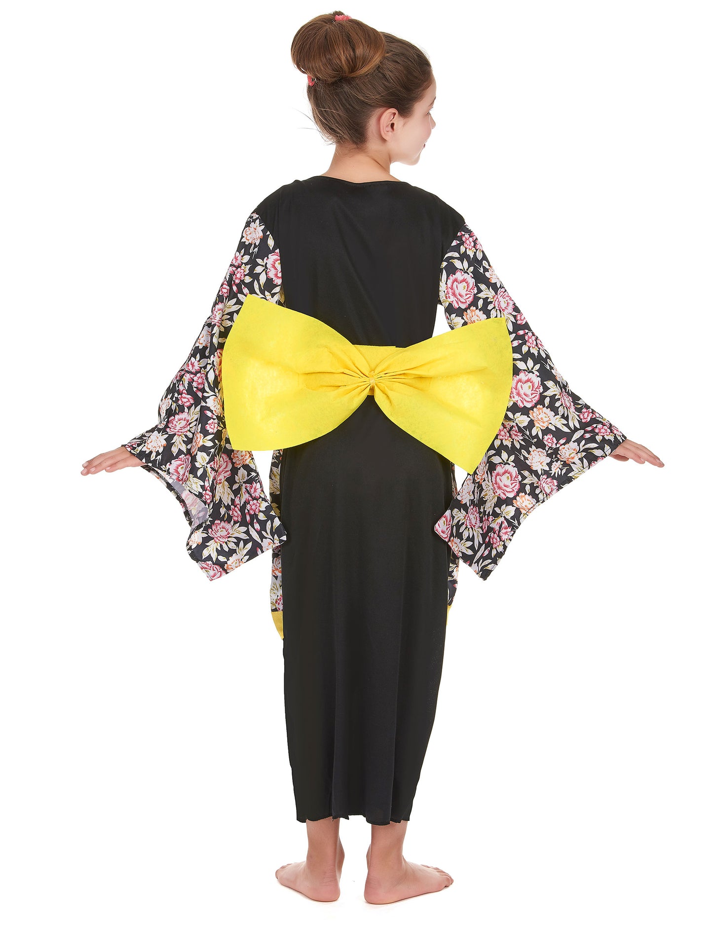 Pohled zezadu na japonský kostým pro dívku