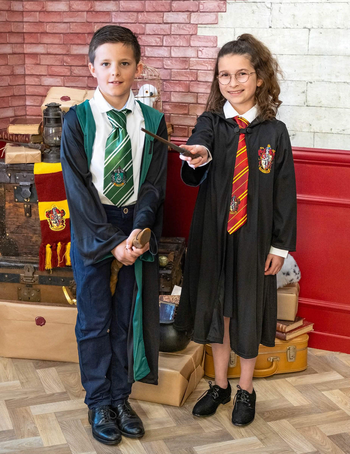 Dvojice v luxusním kostýmu kouzelnického hábitu Nebelvíru Harry Potter