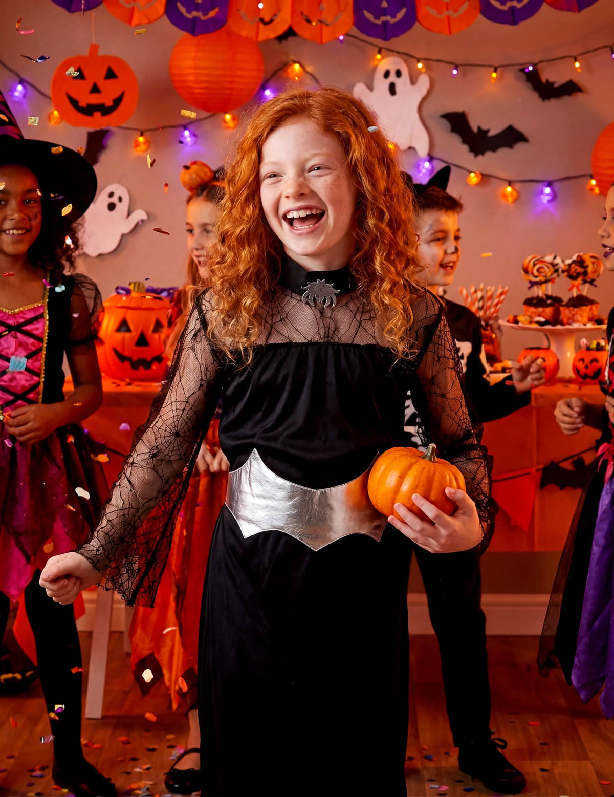 Zinscenování na halloweenské párty s převlekem za pavoučí královny pro dívku