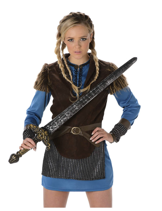Gros plan sur le buste et l'épée du déguisement viking pour femme