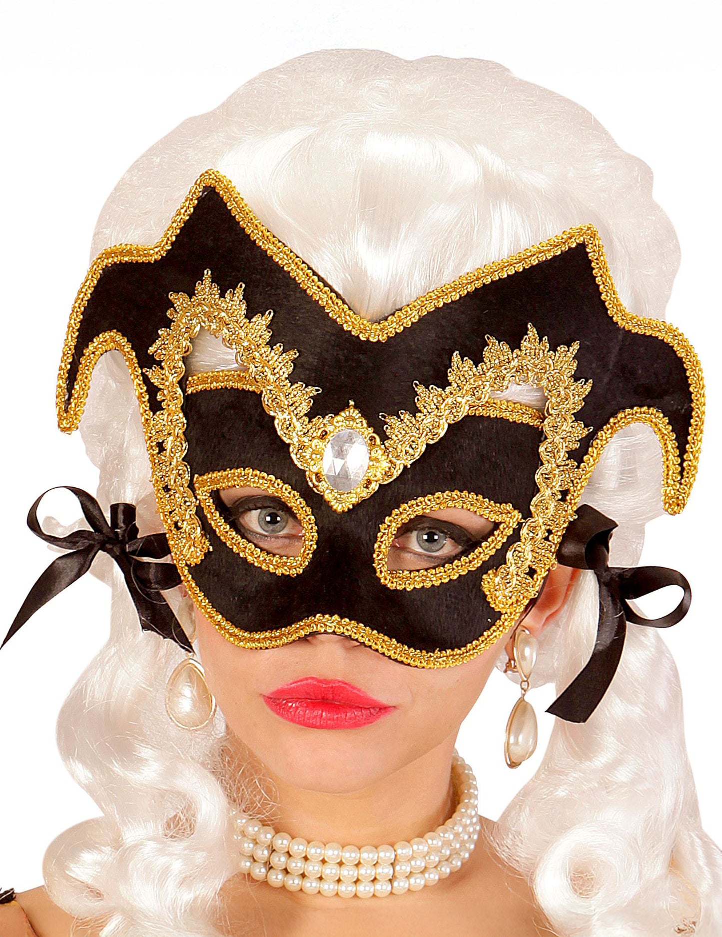 Gros plan sur les ornements dorés du demi masque vénitien pour adulte