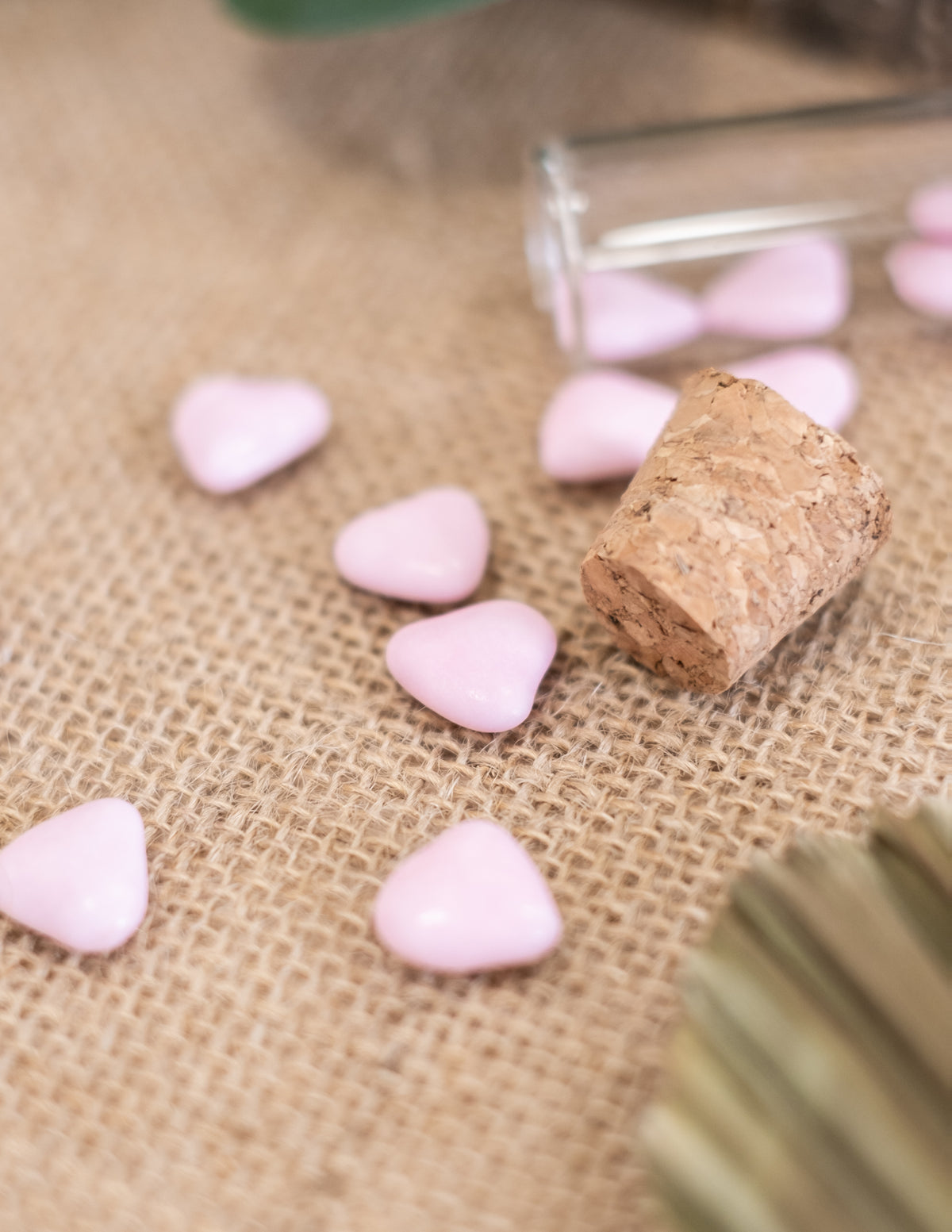 Détail avec bouchon en liège des dragées mini coeur chocolat pour mariage