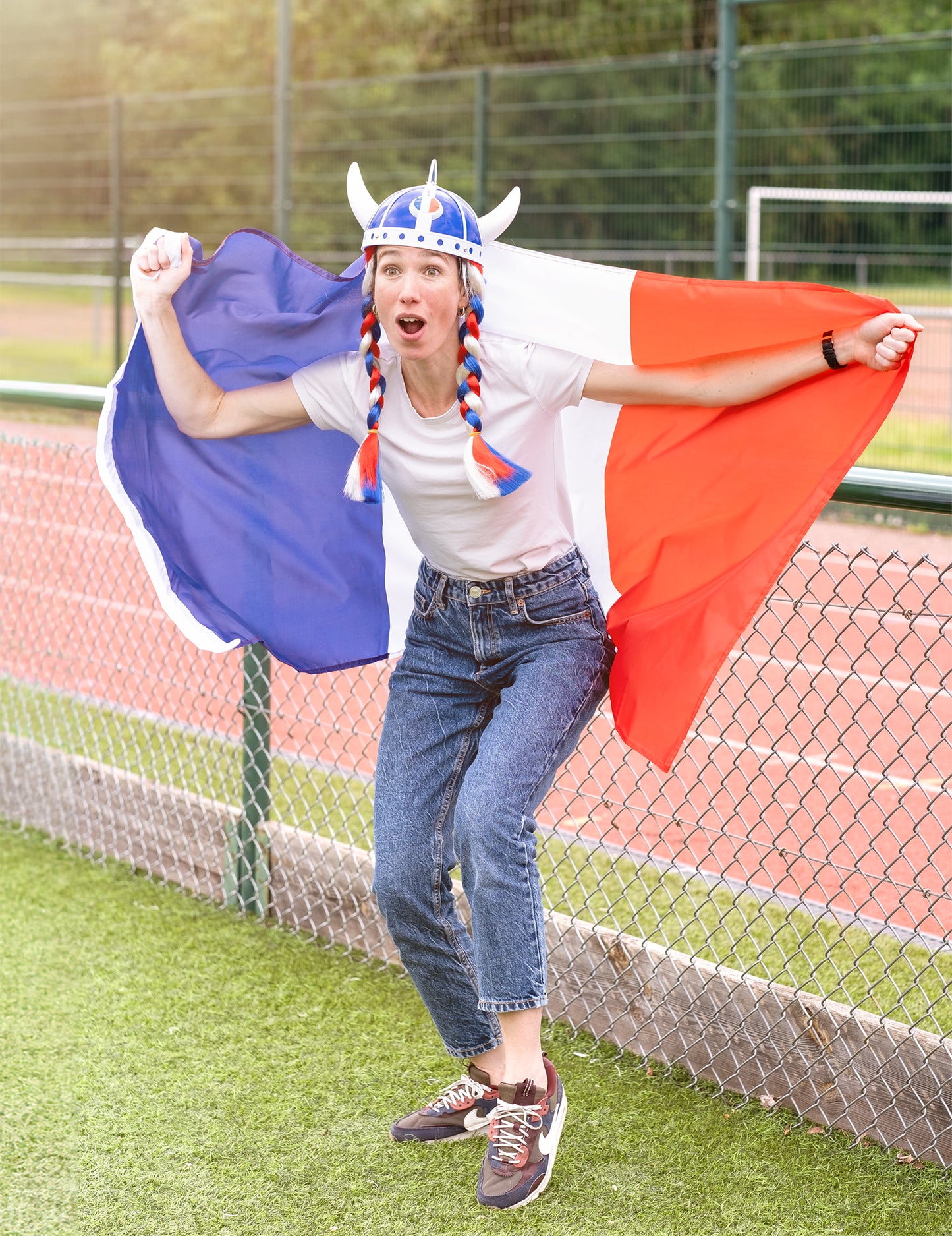 Supportrice avec casque de viking et tresses tricolores du Drapeau supporter France