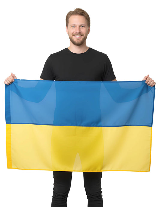 Vue de face du drapeau en tissu Ukraine tenu à la main