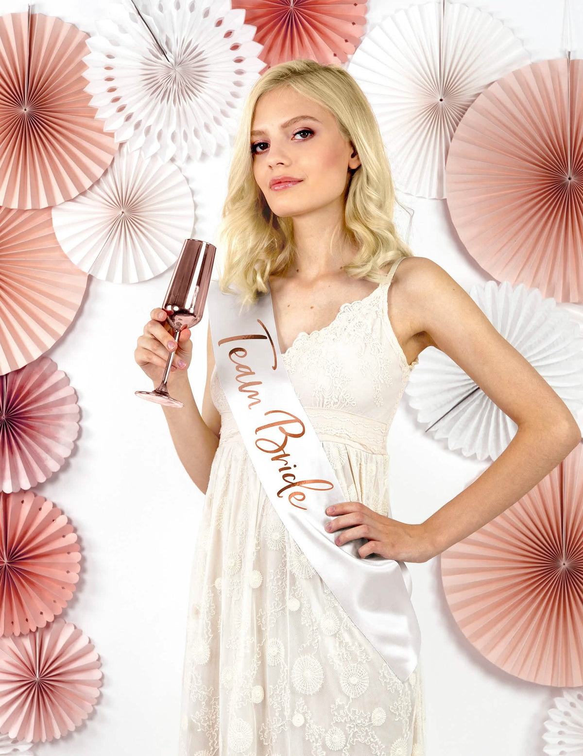Pohled zepředu na šálu z saténu Team Bride