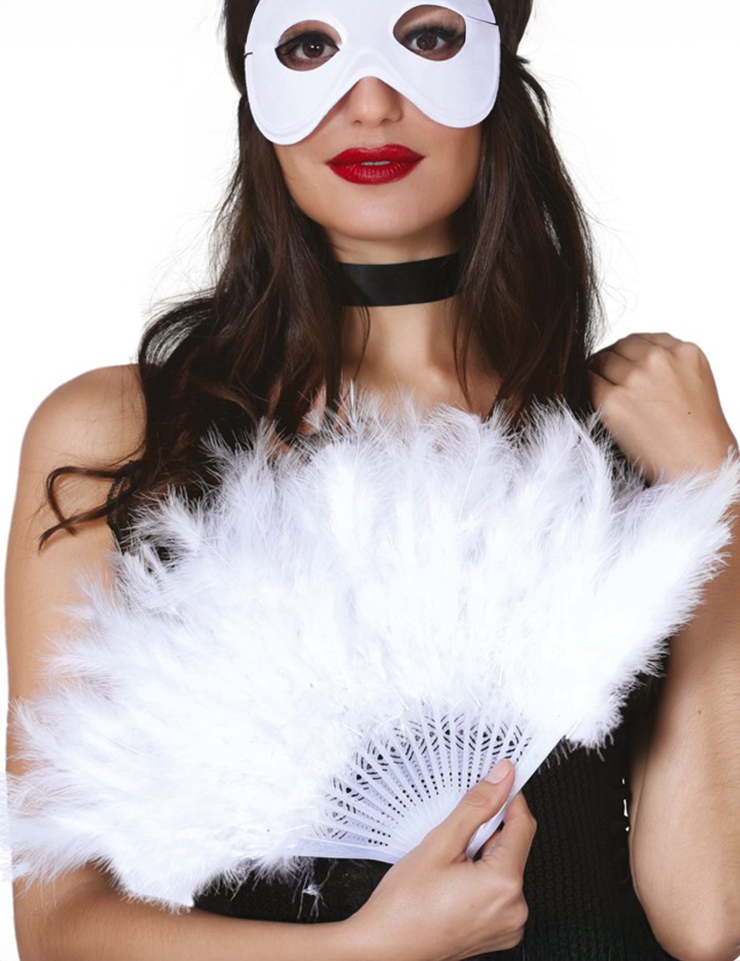 Situace s maskou a péřovým vějířem