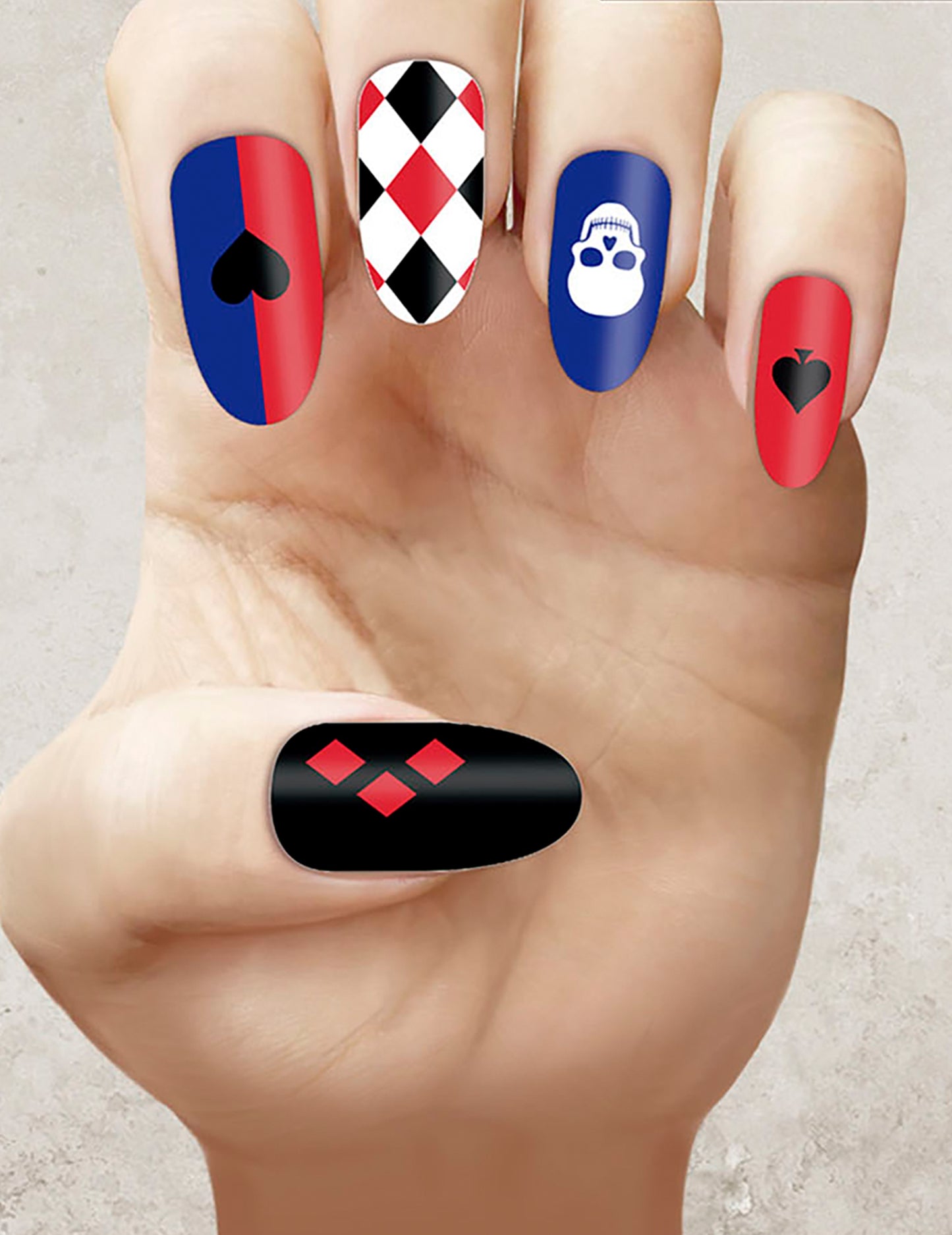 Umělé nehty s motivem zlého harlekýna s lepidlem