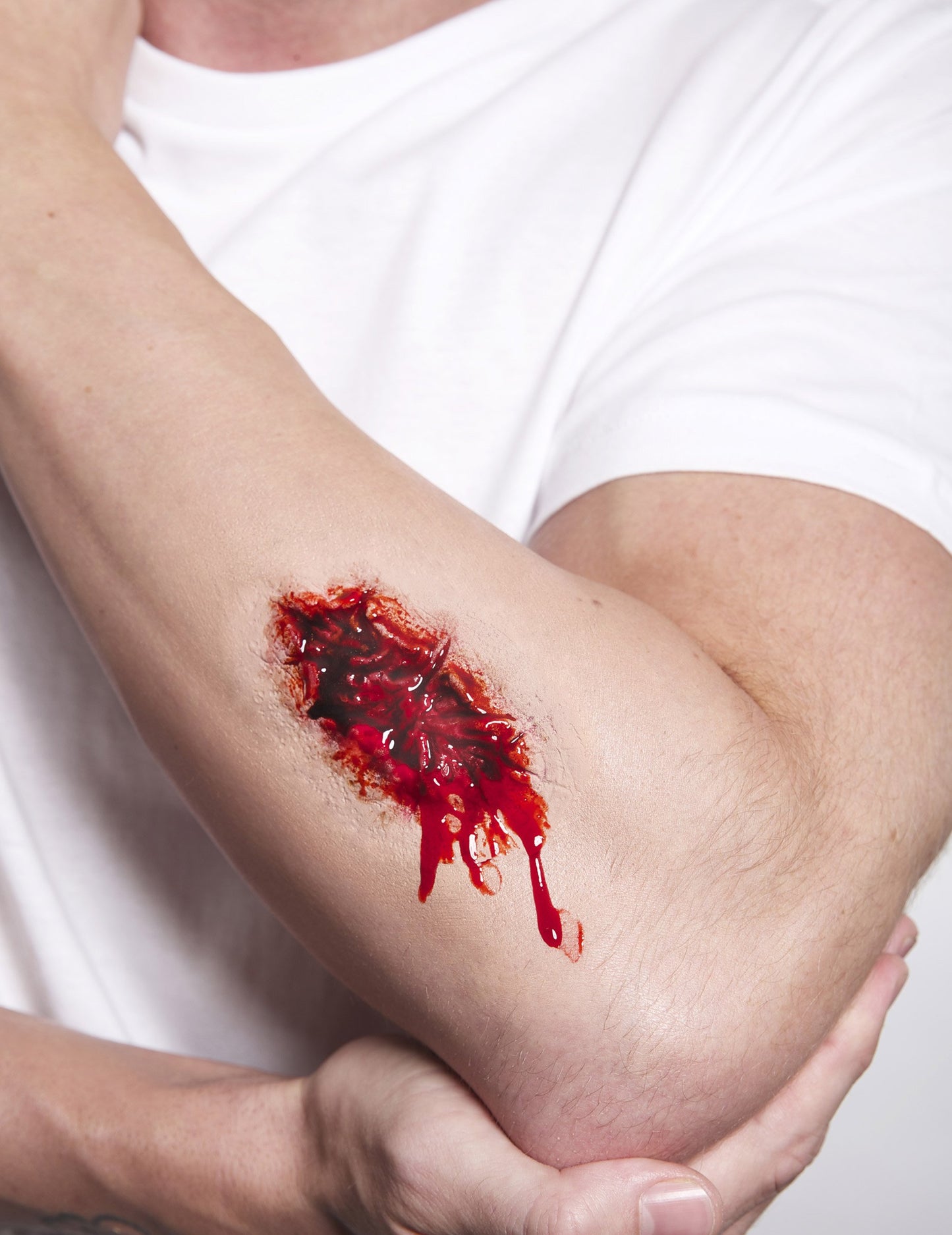 Situace na paži s ranou s falešnou krví v tubě na obličej a tělo pro dospělé