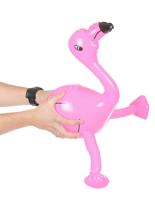 Vue de profil du flamant rose gonflable pour adulte
