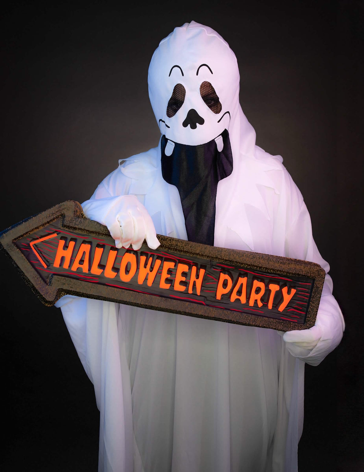 Zobrazení směrové šipky halloween Party držené duchem