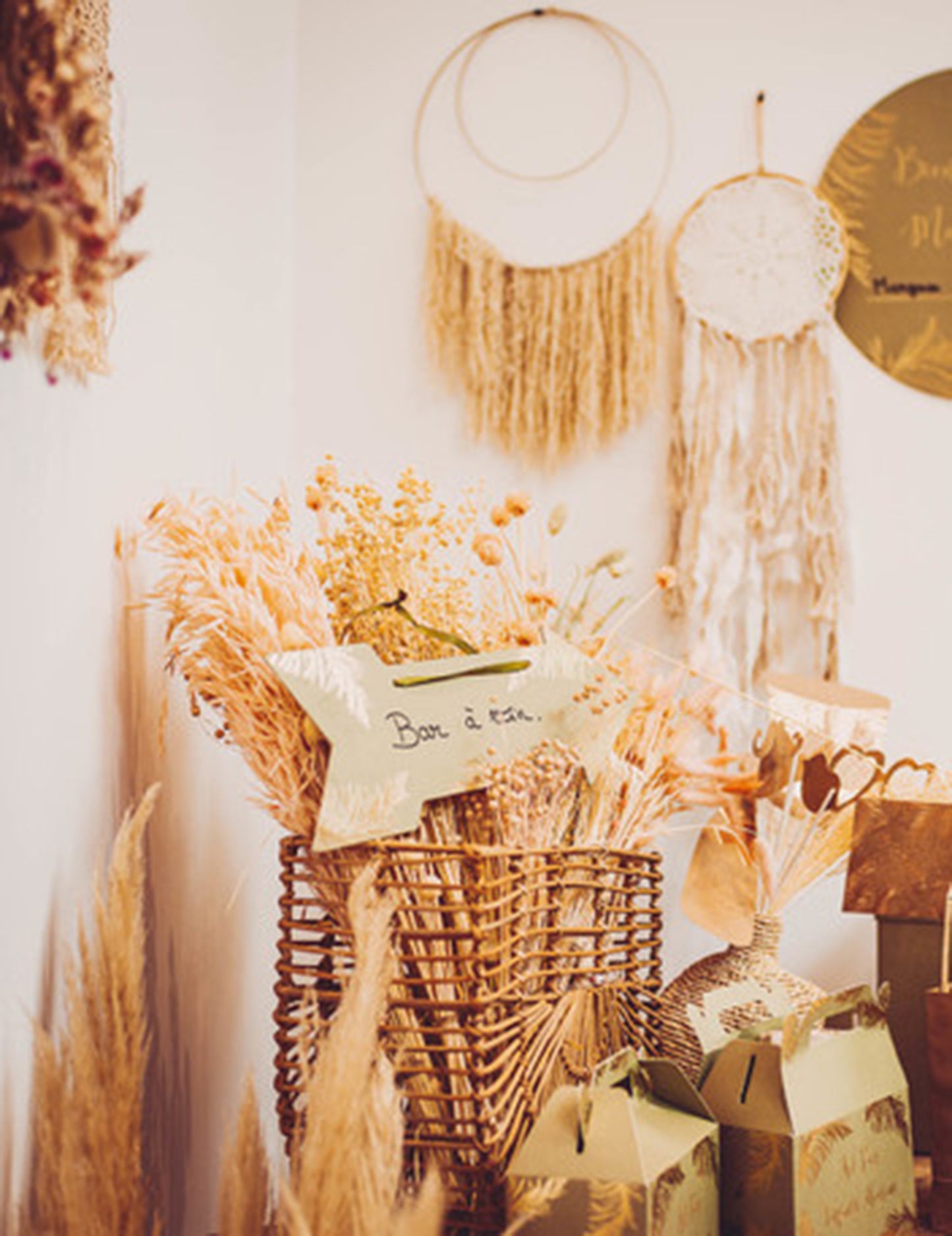 Mise en situation de la flèche signalétique pampa pour décoration kaki et dorure or