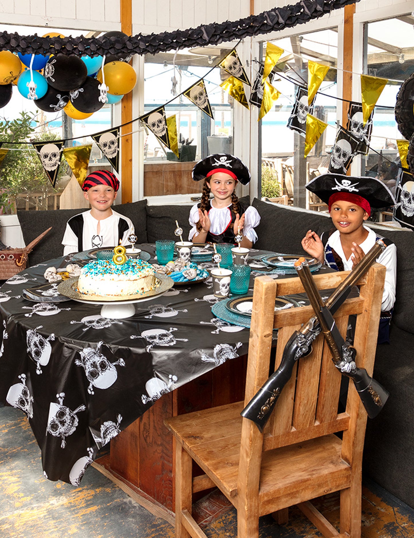 Girlanda z 10 plastových vlaječek Pirát Jolly Roger 30 x 20 cm