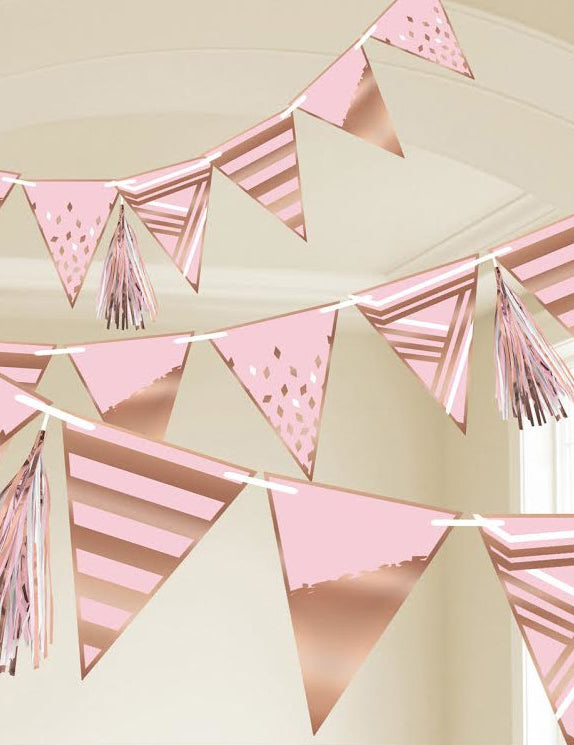 Girlanda s růžovými vlaječkami, vzory z růžového zlata a střapci 2,55 m narozeninová dekorace