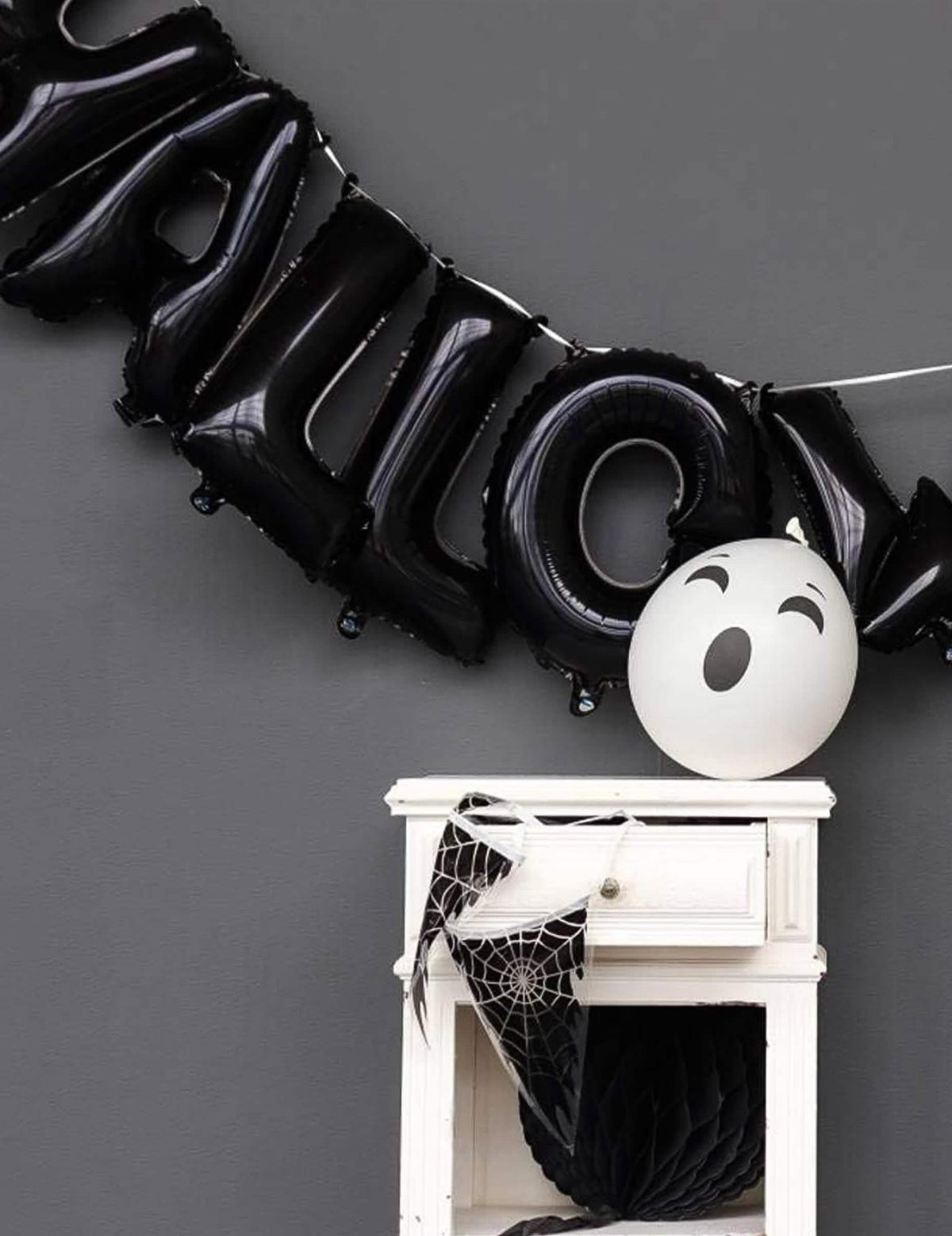 Detail na písmena halloweenské girlandy z hliníkových balónků, černá písmena