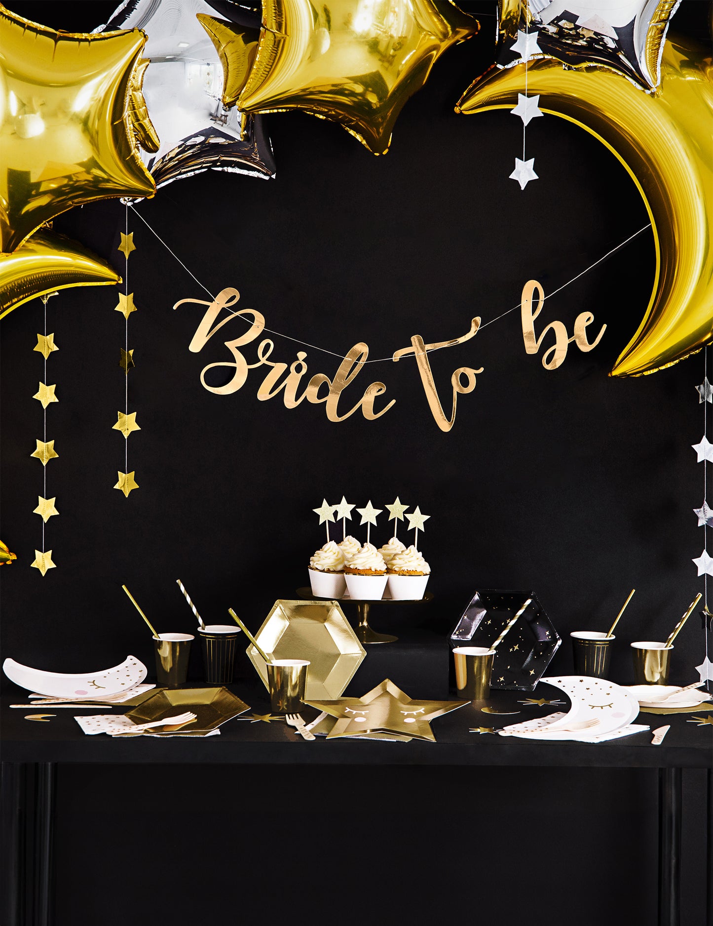 Mise en scène de décoration de buffet de la guirlande en carton Bride to be