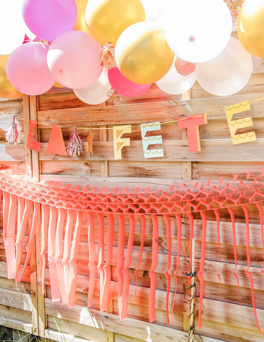 Mise en situation avec ballons de la guirlande en carton c'est la fête pour anniversaire