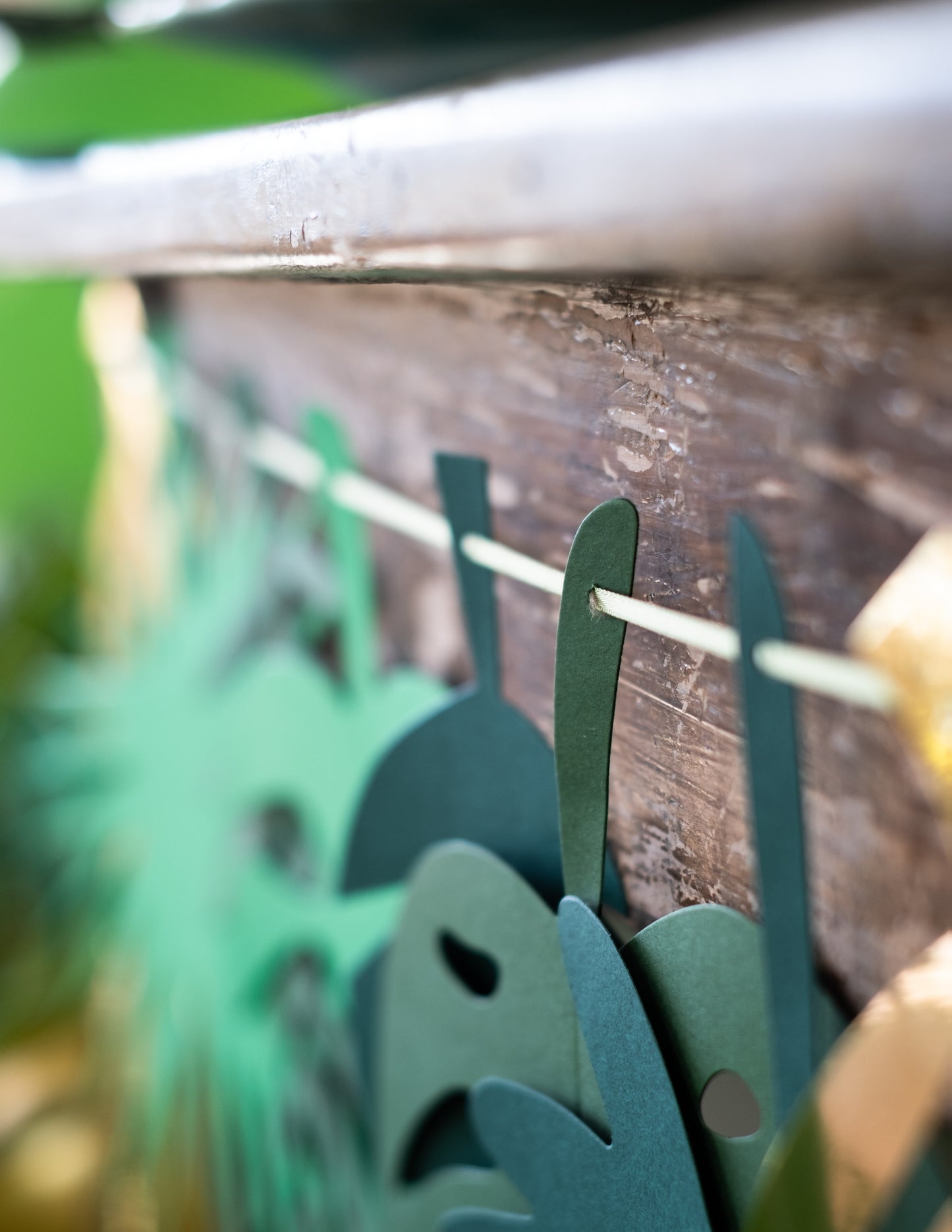 2m kartonová girlanda s tropickými listy ve zlaté a zelené barvě s přechodem