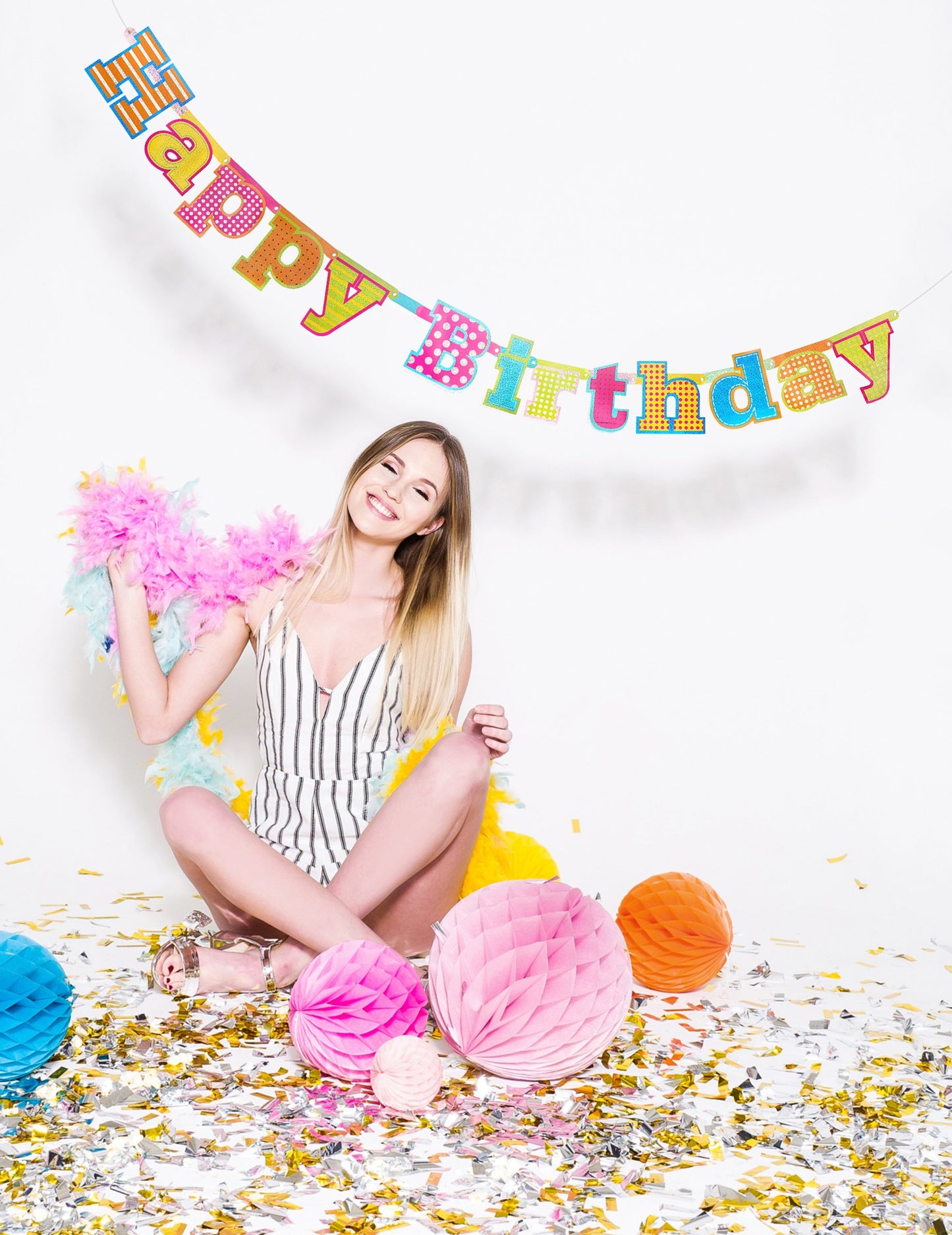 Mise en situation de la guirlande en carton Happy Birthday