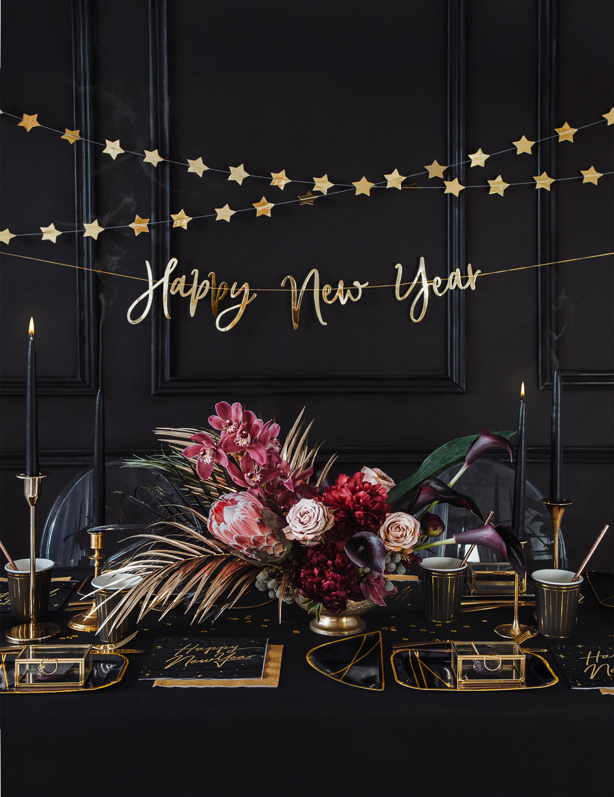 Stolní dekorace z kartonové girlandy happy new year v metalické zlaté barvě