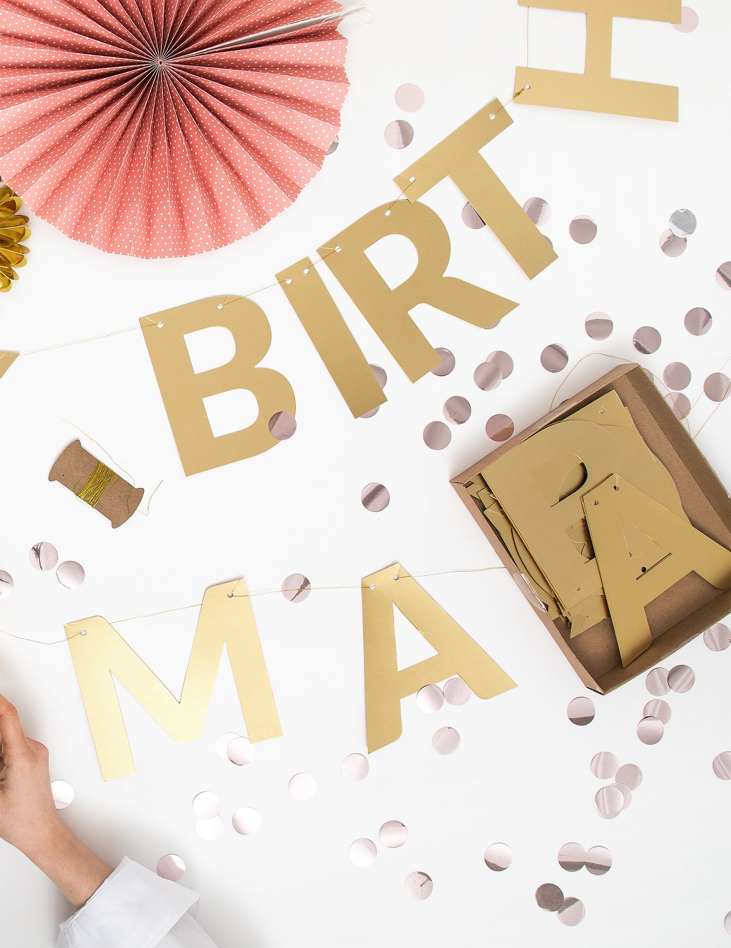 Kartonová girlanda se zlatými písmeny 63 kusů 14 cm