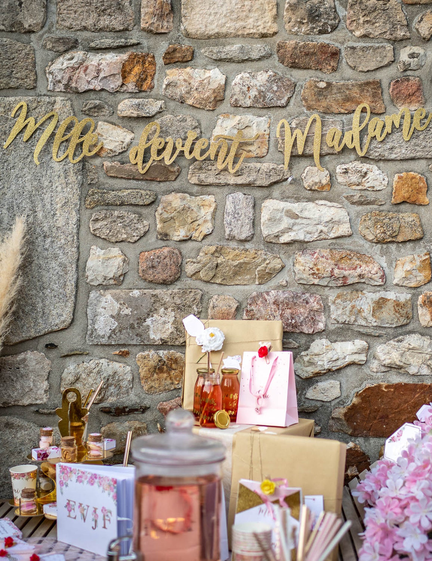 Mise en scène de la guirlande en carton Mlle devient Madame