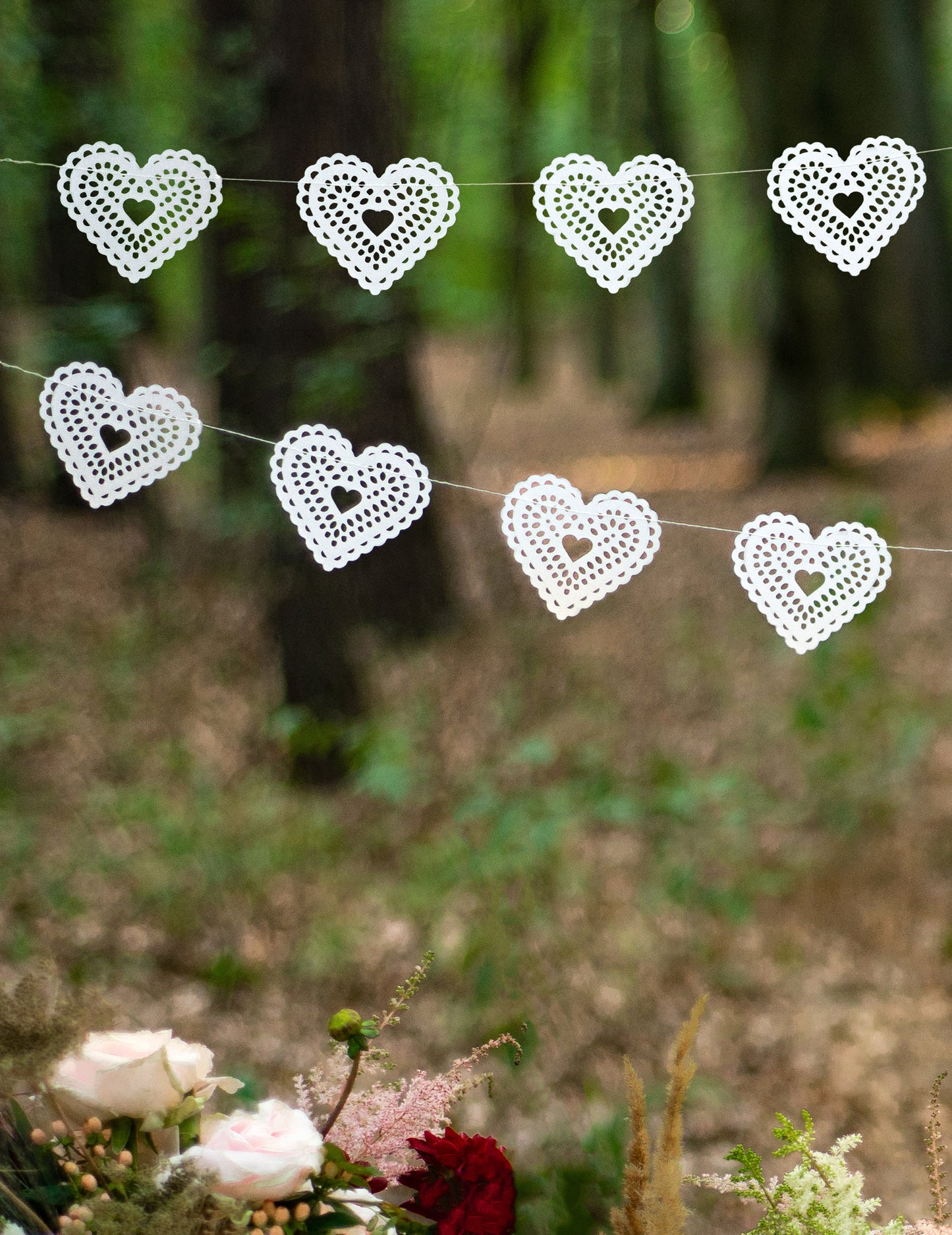 Girlanda z bílého krajkového papíru se srdíčky 8 cm x 1,8 m
