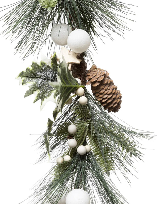 Gros plan sur les pommes de pin et le houx de la guirlande de Noël feuillage vert et pommes de pin