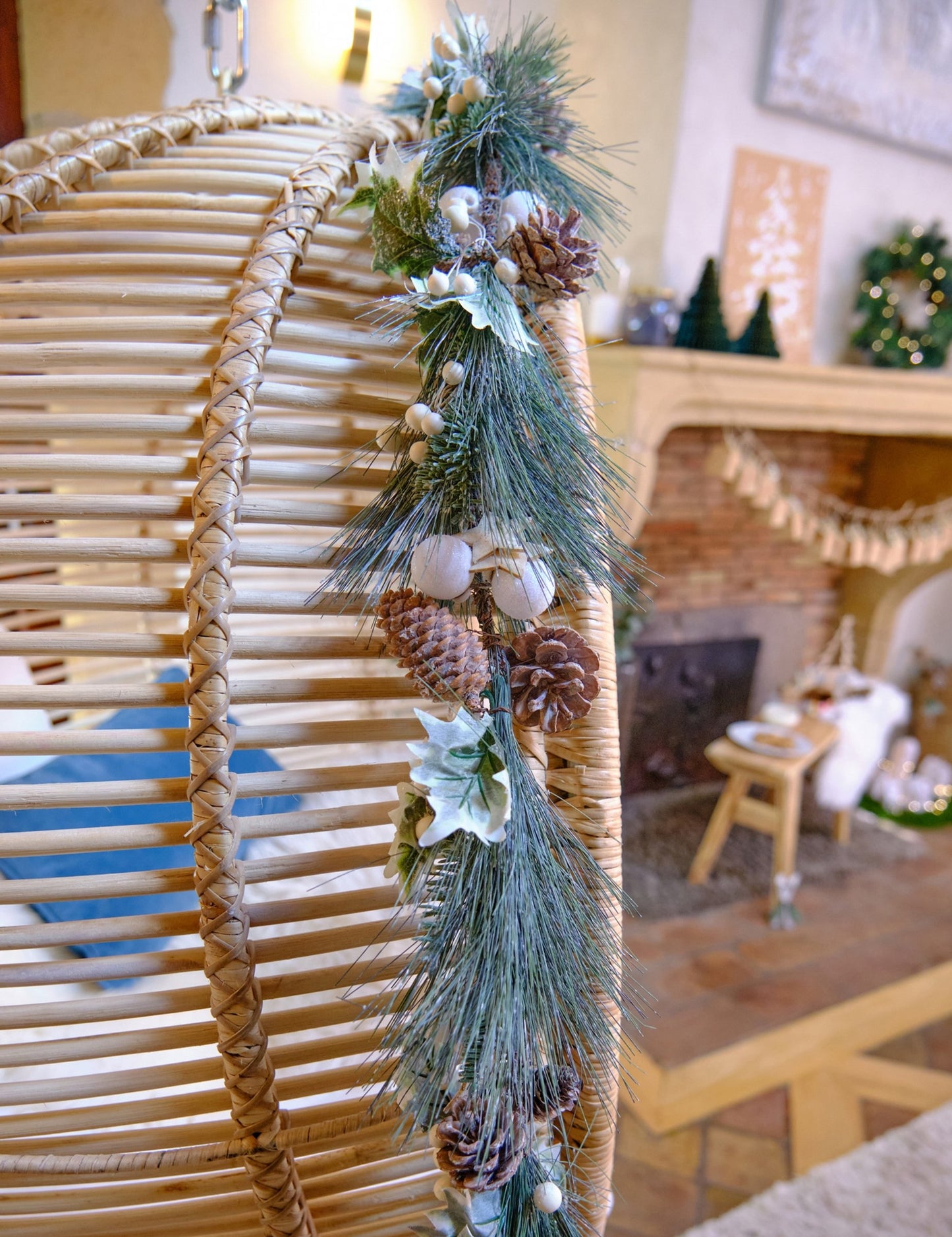 Girlanda ze zeleného listí a borových šišek 1 m