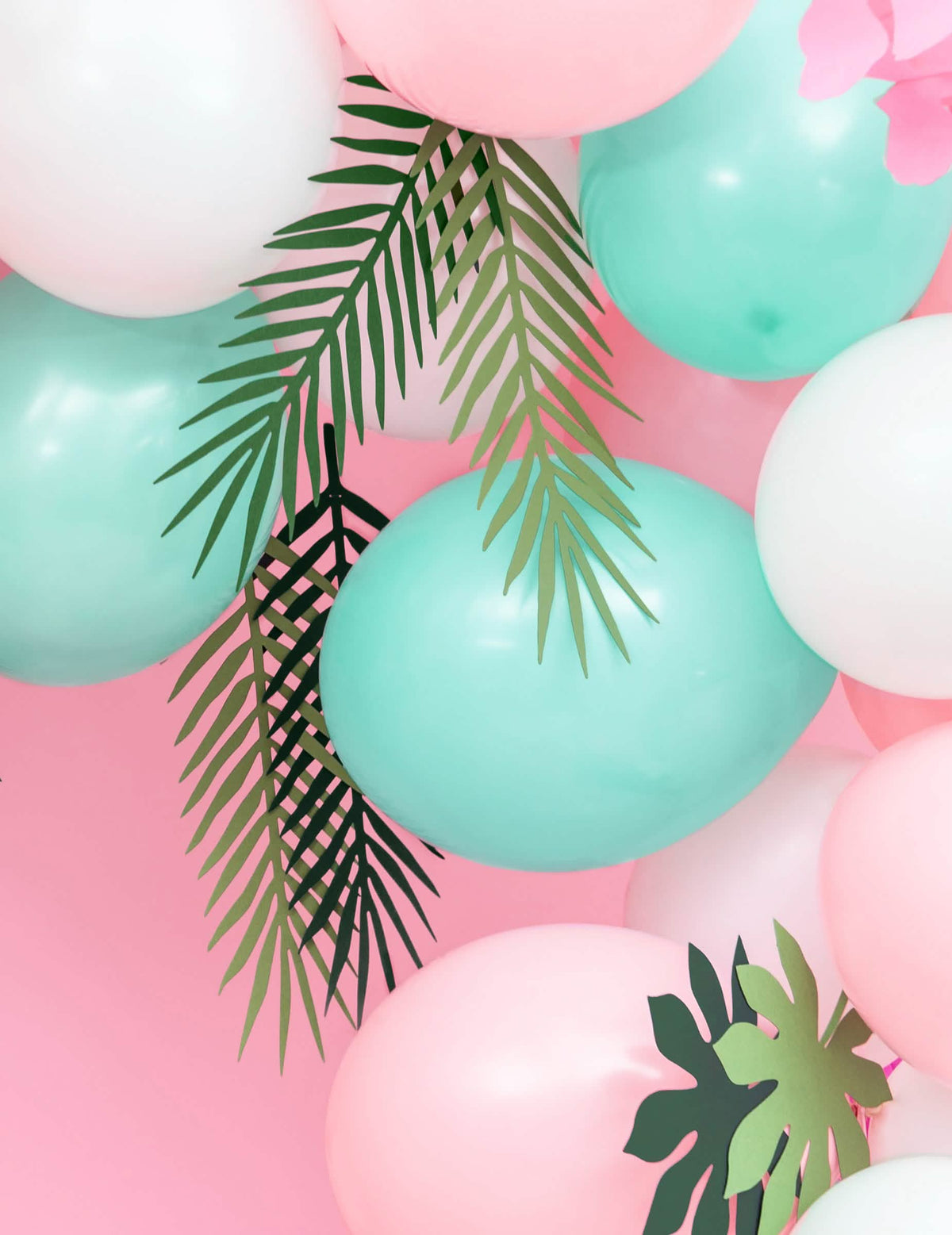 Detail palmových listů na girlandě exotické listy aloha