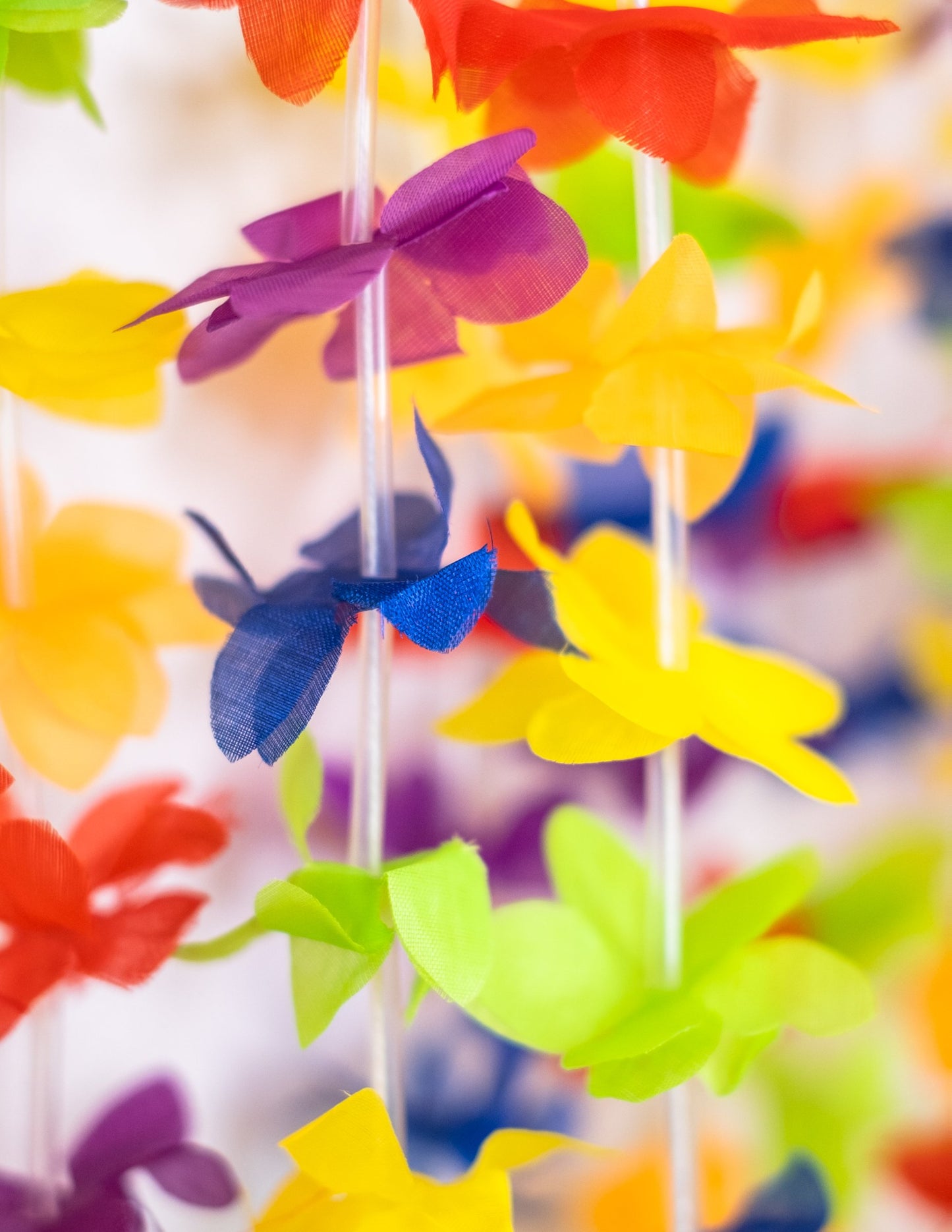 Detail montáže havajské květinové girlandy