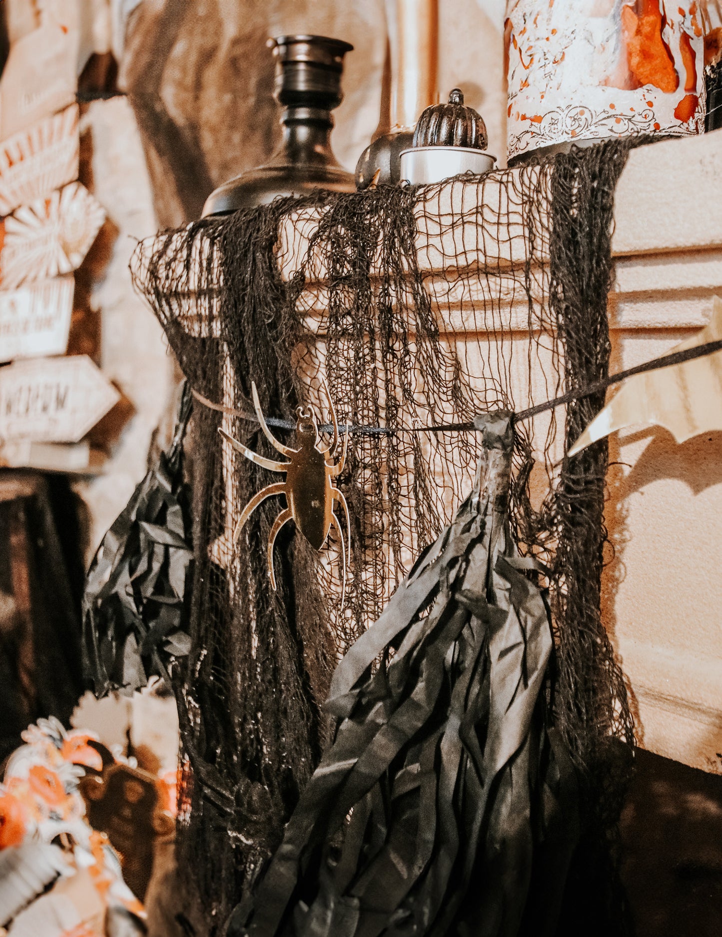 Černo-zlatá halloweenská girlanda se střapci 2m