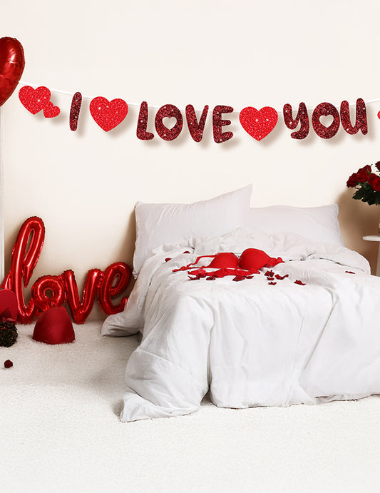 Mise en situation dans une chambre de la guirlande en carton cœur I love you