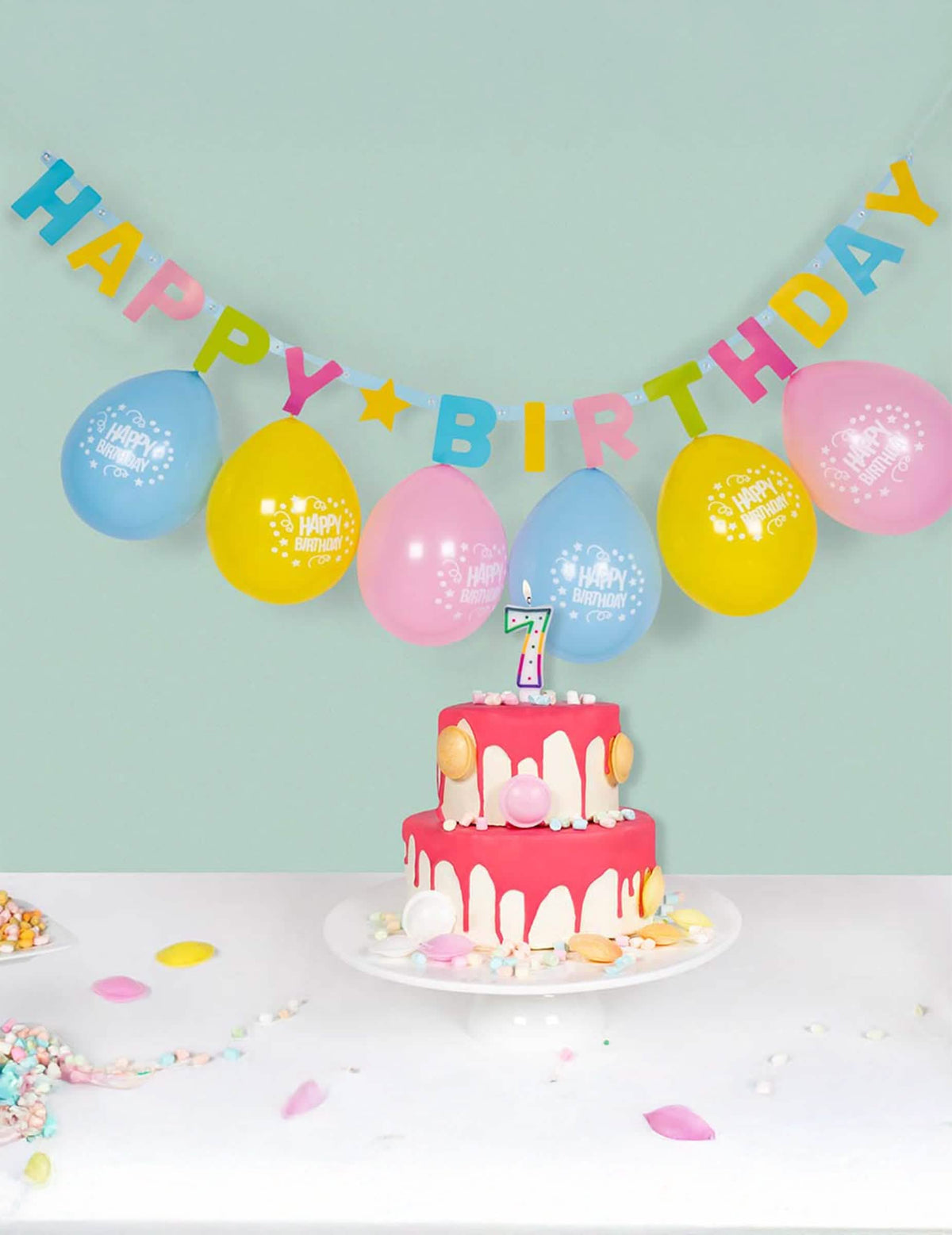 Scéna s dortem a balónky s dopisem Happy Birthday