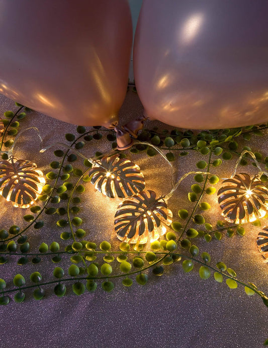 Gros plan sur les feuilles de la guirlande lumineuse feuilles tropicales