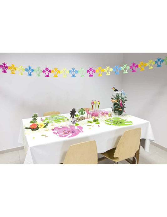 Mise en situation de la guirlande papier palmiers pour soirée tropicale