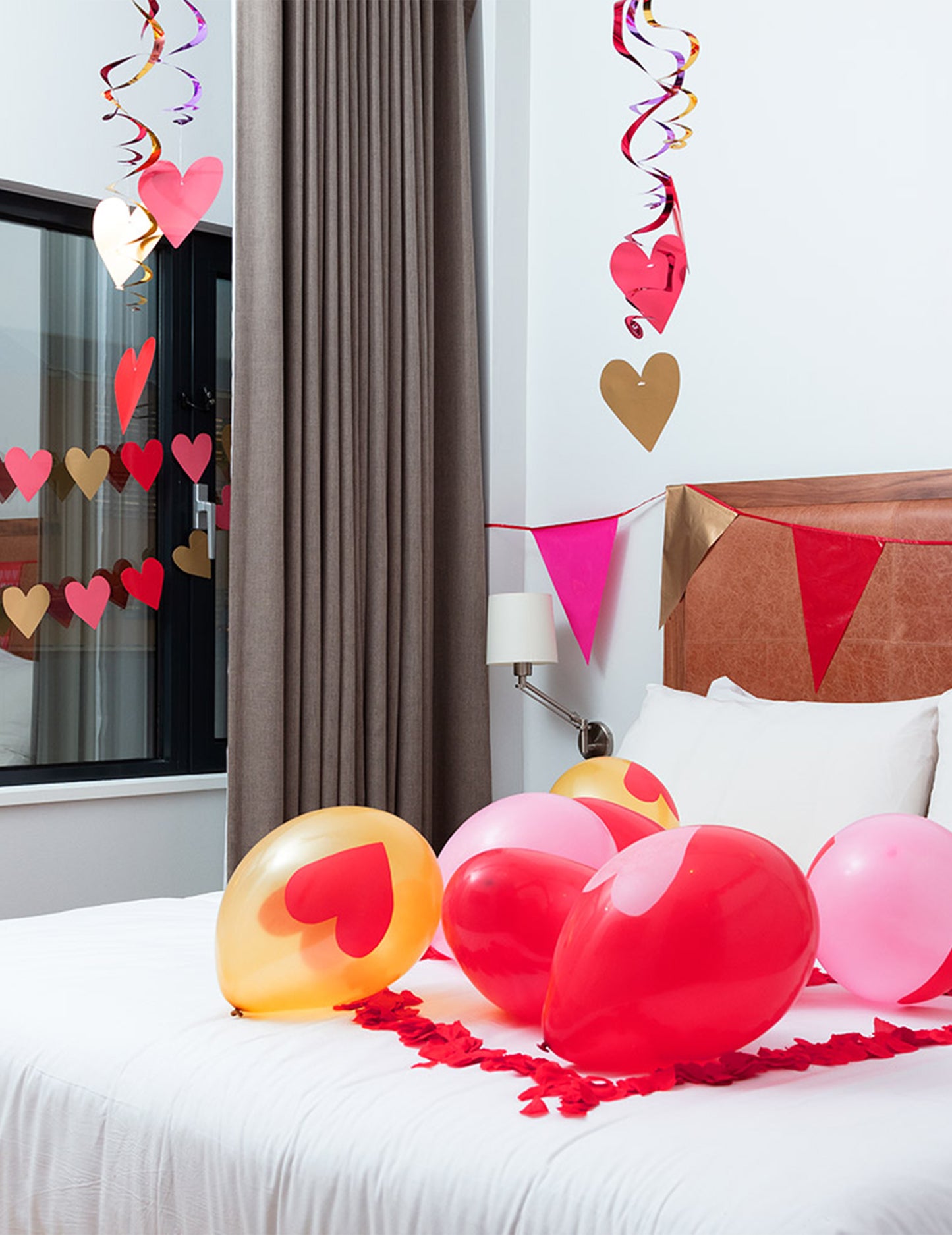 Mise en scène dans une chambre de la guirlande petits coeurs Love you