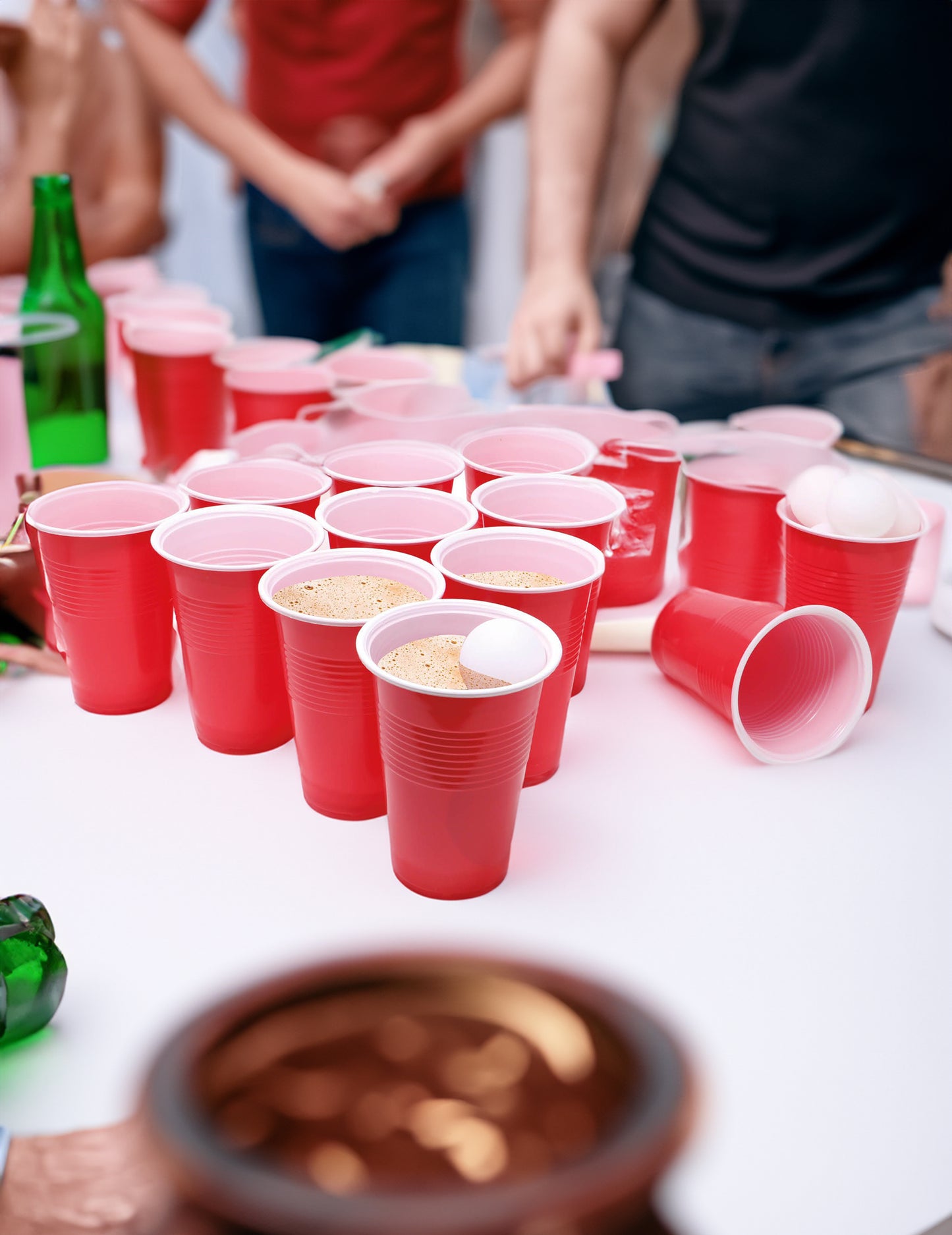 Pivní pong s kelímky a míčky