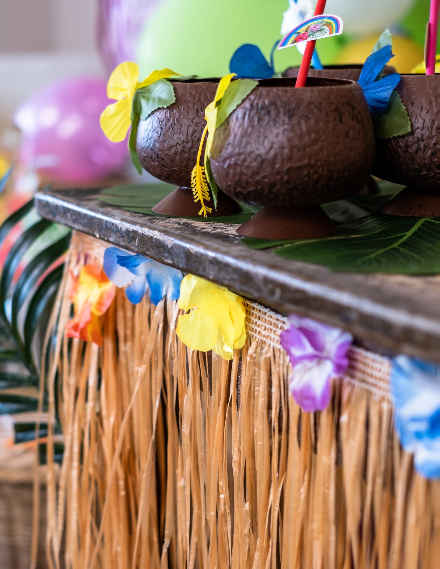 Kokosové poháry a exotické květiny na havajské ubrusové sukni