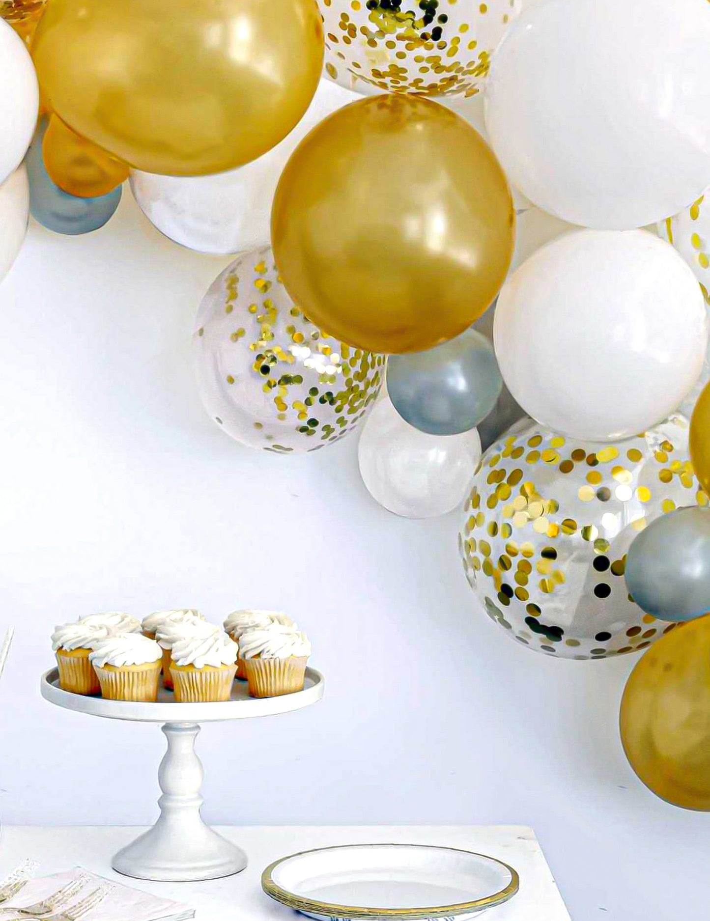 Sada 40 bílých a zlatých balónků s konfetami