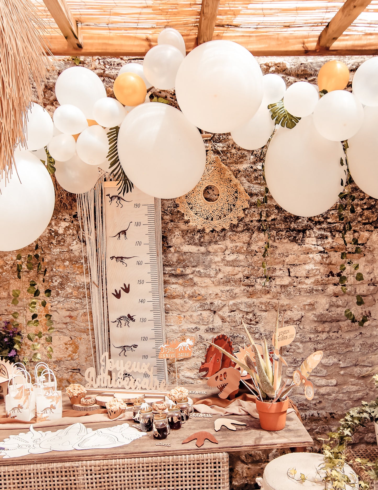 Oblouková sada 55 bílých a zlatých balónků s břečťanem a tropickými listy, elegantní dekorace