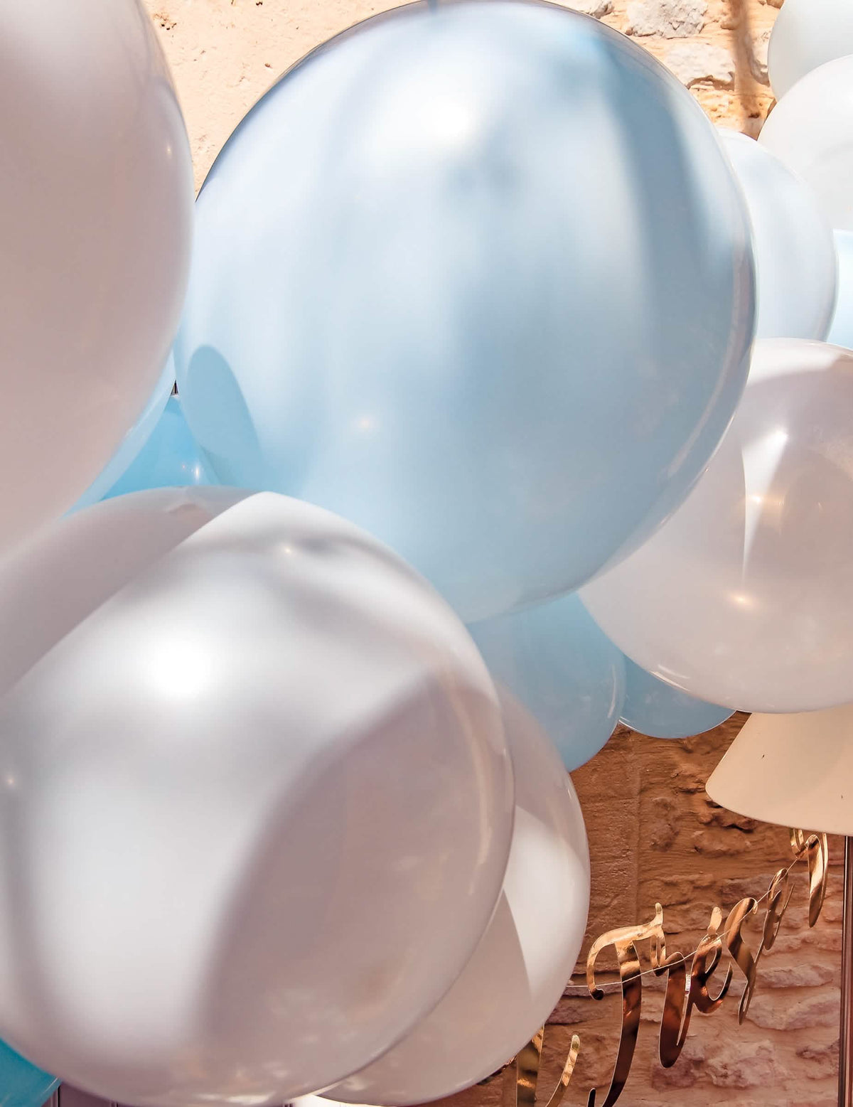 Detail na balónky z kitu oblouku 57 modrých a bílých balónků pro baby shower